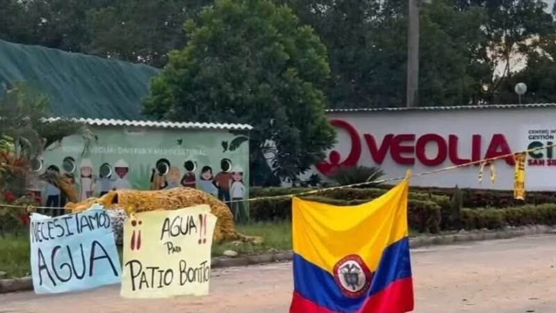 Patio Bonito reclama agua y recibe confrontaciones: el bloqueo que tiene a Barrancabermeja inundada de basura