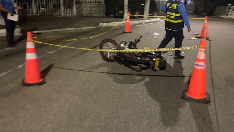 Joven motociclista permanece en estado crítico y su familia busca al conductor involucrado en el accidente registrado en el barrio El Palmar
