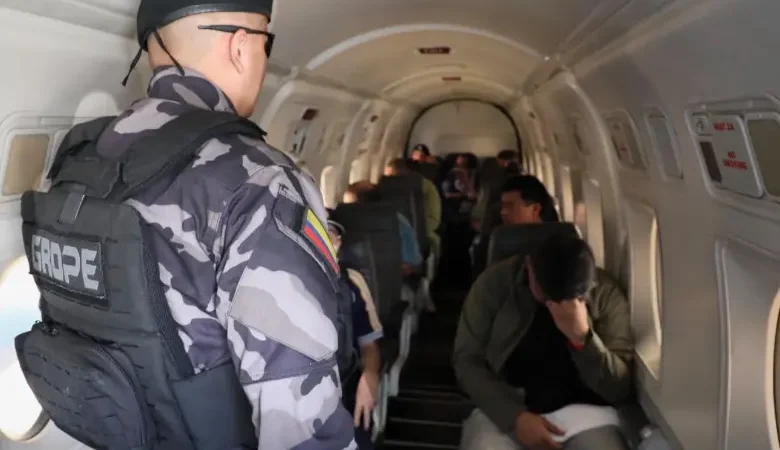 Primer golpe al control criminal desde las cárceles: Gobierno traslada a 117 internos de alto perfil