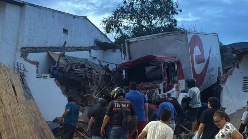 Juan Sebastián Chaparro y Elsa Prada, de 72 años, son las dos personas que perdieron la vida en el grave accidente de tránsito ocurrido en el sector de Puerta Grande, en Girón, Santander